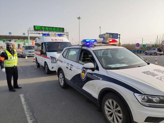 固始9岁男孩转诊郑州 警车开道 从下高速到省医只用了11分钟