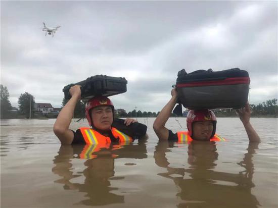 开封消防拍下万张照片 绘成洪水下的"眼睛"