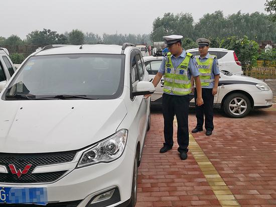 男子无证驾驶被查后弃车就跑河南警察一查其是名逃犯