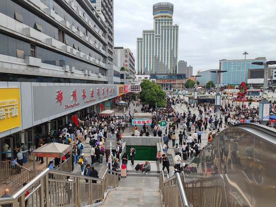 国庆假期郑州各汽车站累计发送旅客21.98万人次，省内短途出行成主流
