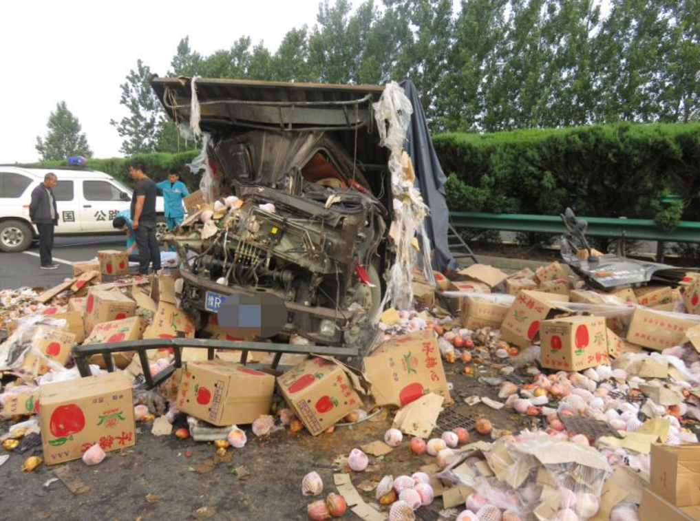 宁洛高速一货车司机疲劳驾驶出事故与死神擦肩而过