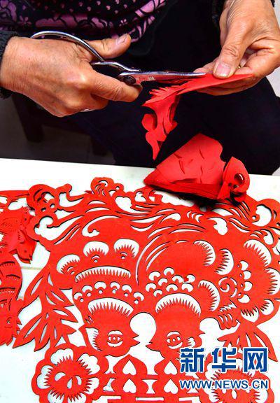李彩霞正在剪纸.