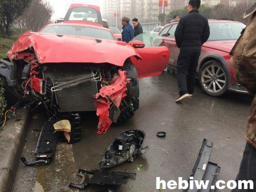 鹤壁豪车失控与公交相撞豪车前脸碎成片图