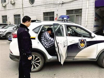 肇事司机张某被押上警车