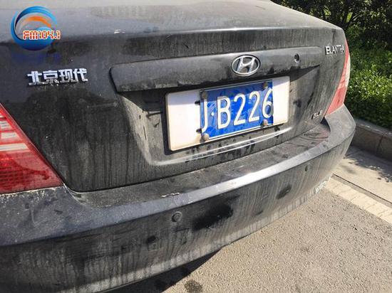 郑州一辆车后车牌被掰掉两块司机竟毫不知情