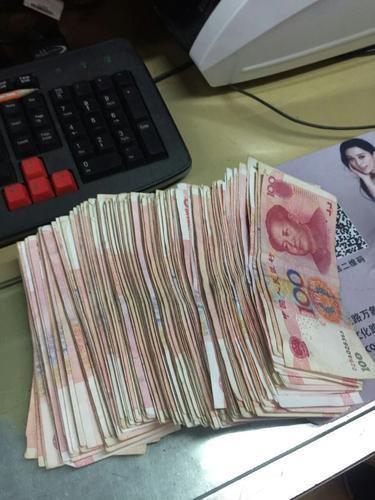 郑州市民太粗心锁完车顺手把装有3万元的背包落下