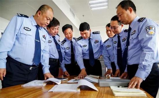 专案组研讨案情