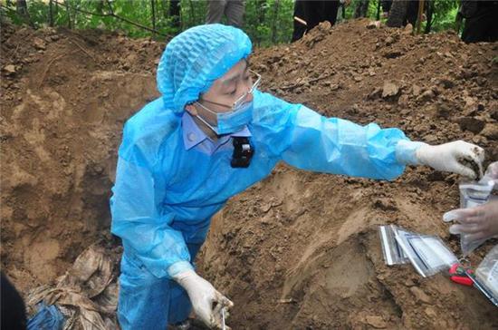 开棺验尸,法医范玉峰提取嫌疑人生物检材.