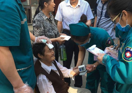 郑州中学生救助八旬受伤老人:我的爷爷奶奶也这年纪_新浪河南_新浪网