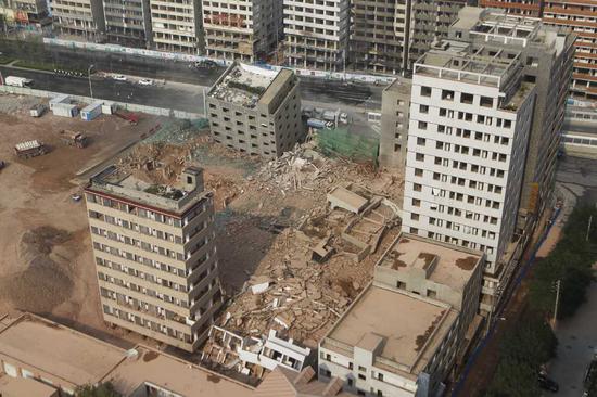 消耗2.5吨炸药 郑州陈寨36栋高楼爆破拆除