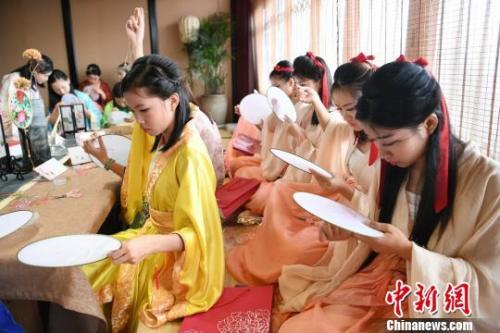 27日,长沙湘绣女子穿汉服做女红. 杨华峰 摄