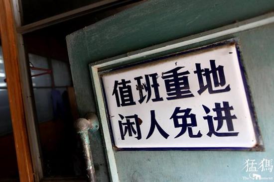 轻轻推开泵房的小门,"值班重地,闲人免进"的白底蓝字提示牌,昭示着她