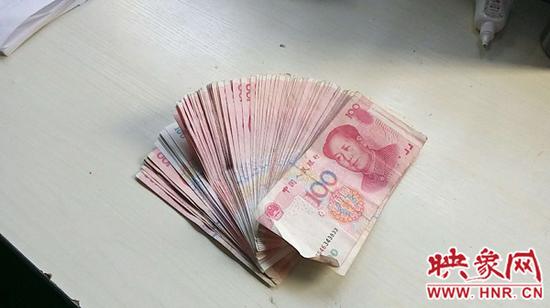 郑州男子将11000元现金遗忘在公交上 找回后感动落泪