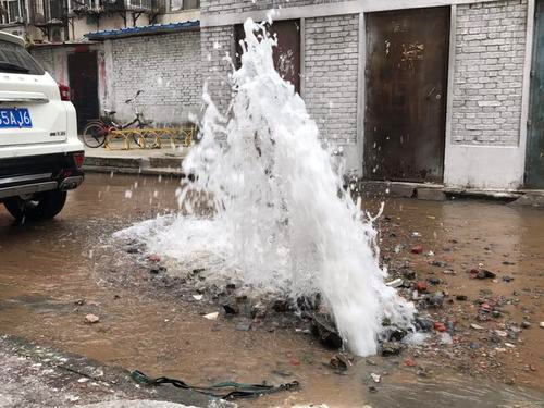 郑州一小区自来水管爆管 现2米多高的"喷泉"_新浪河南_新浪网