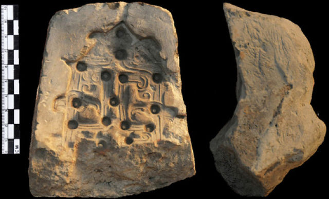 这是官庄遗址出土的莲瓣陶范,用于铸造青铜器上莲瓣装饰(新华社发)