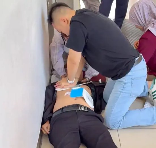 河南教师马来西亚街头救人 跪地胸外按压30分钟