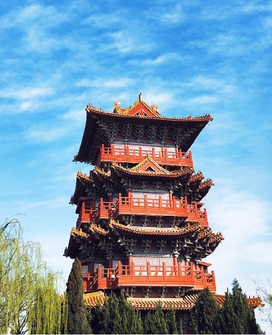 九龙桥:清明上河园建筑景点之一,采用联拱结构修建,站在桥上,北苑皇家