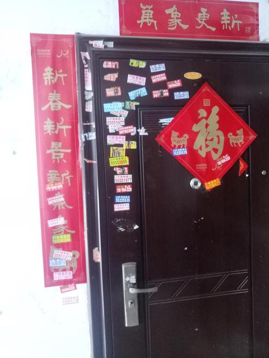 门和楼道被小广告占据 郑州市民不堪其扰