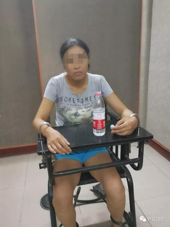 犯罪嫌疑人王某接受审讯