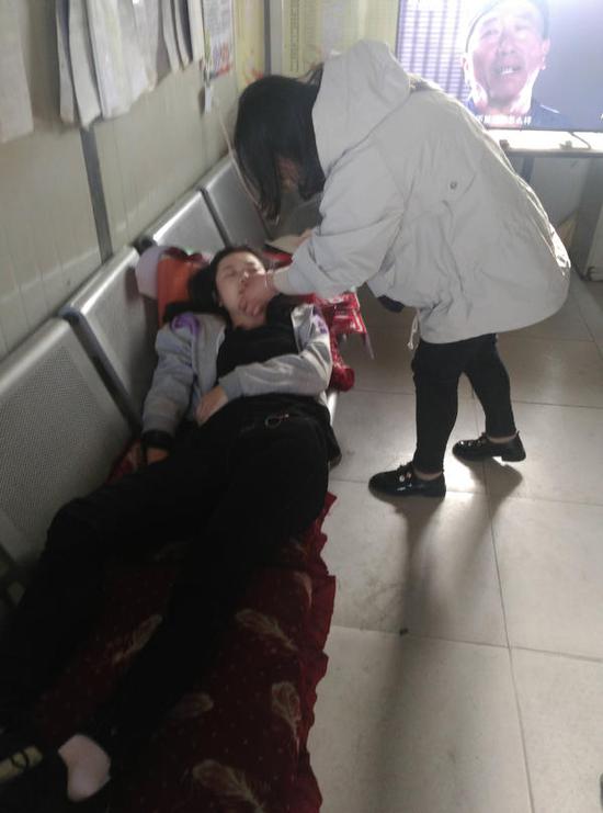 女生晕倒在郑州公交车上 车长把她背到调度室喂糖水