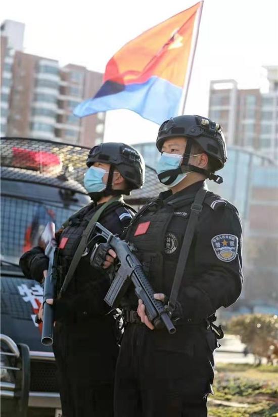 群众过节,警察站岗 春节期间郑州警方社会治安大局持续平稳