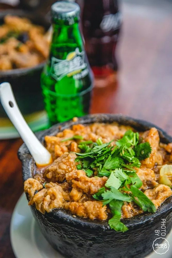 热气腾腾的酥肉砂锅肉嫩鲜美的鸡肉砂锅降温的天气来份砂锅暖暖胃吧