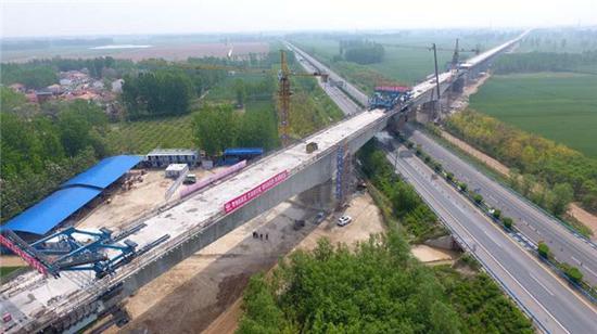 郑阜铁路扶华特大桥跨永登高速连续梁合龙