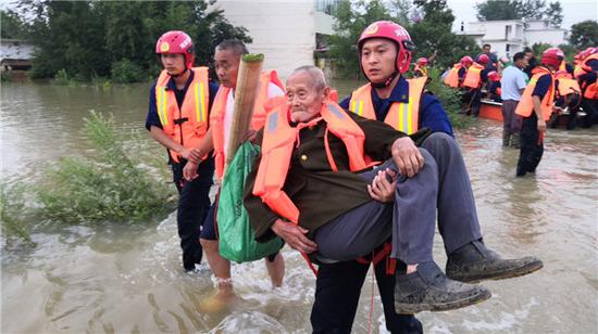 一组让你泪奔的图片抗洪抢险风雨无阻为河南消防点赞