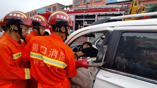 河南周口:凌晨突发一起车祸 消防人员成功救出两人