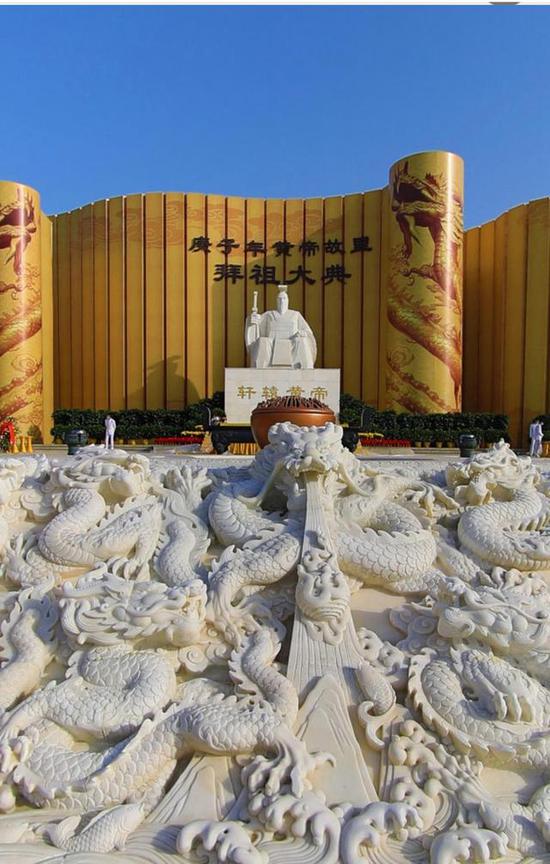 拜祖,我们可随时随地参加拜祖,再加上恢弘的背景音乐《黄帝颂》的衬托