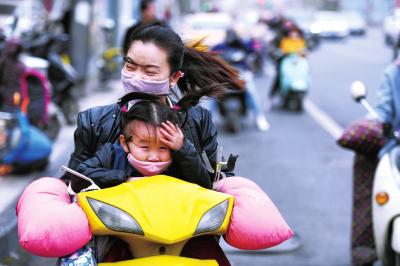 劲风吹乱了发型满地落红周五郑州将再刮大风图