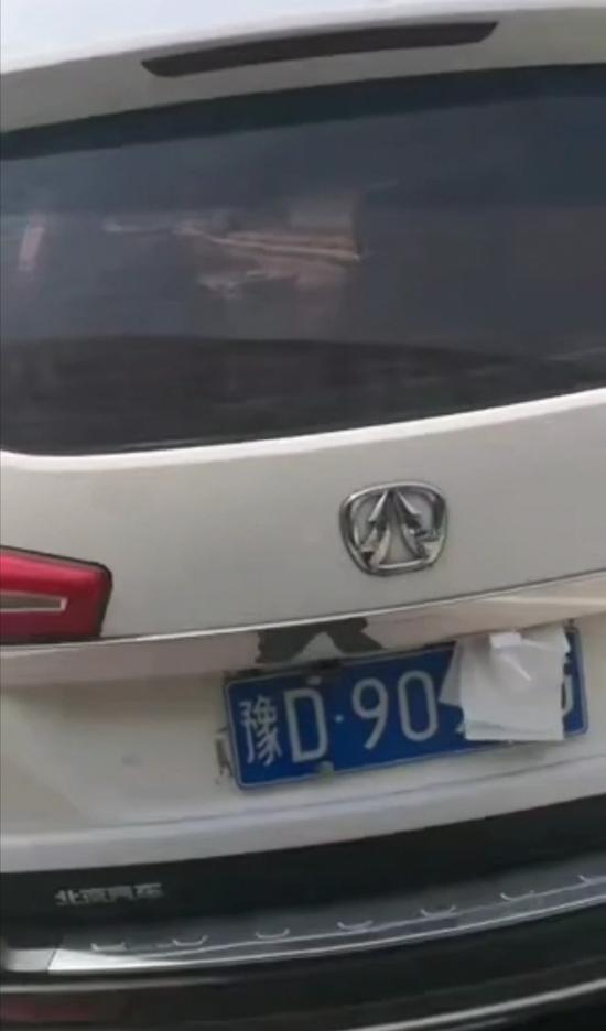 平顶山一私家车高速上逆行还遮挡号牌 罚400记24分没商量