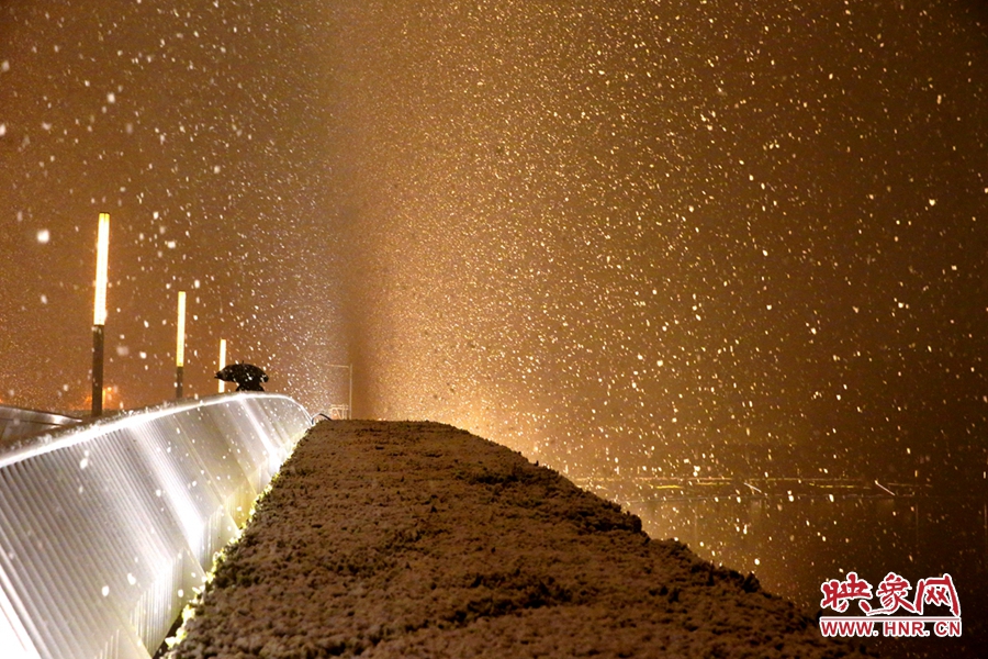 如意桥的灯光打在雪花上形成了一道雪幕
