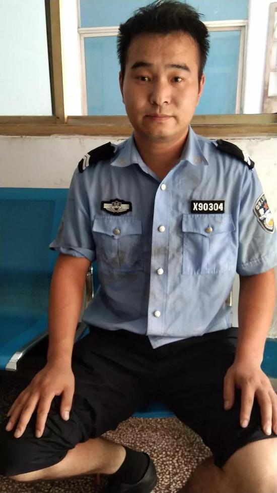 河南渑池:辅警空手夺白刃制伏精神病人