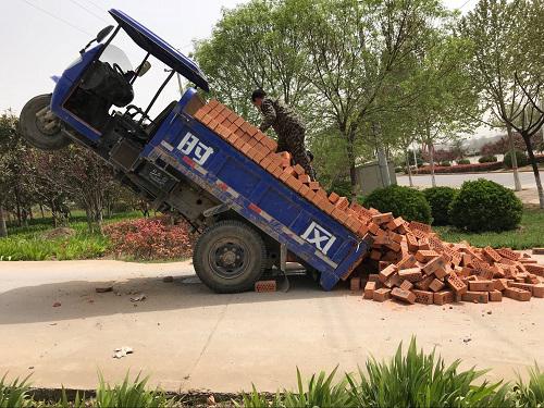 男人拉车上坡图片图片