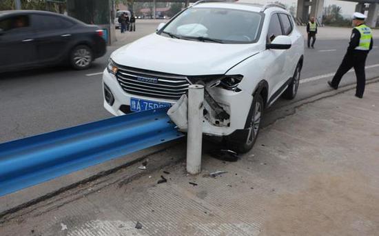 京港澳高速新郑服务区发生"离奇"交通事故 轿车自己撞上护栏