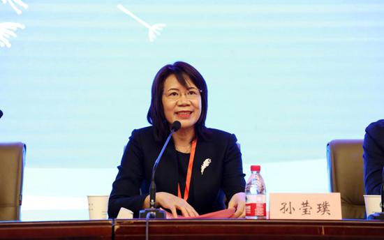 郑州大学第一附属医院副院长孙莹璞宣读"中国罕见病联盟河南协作组"