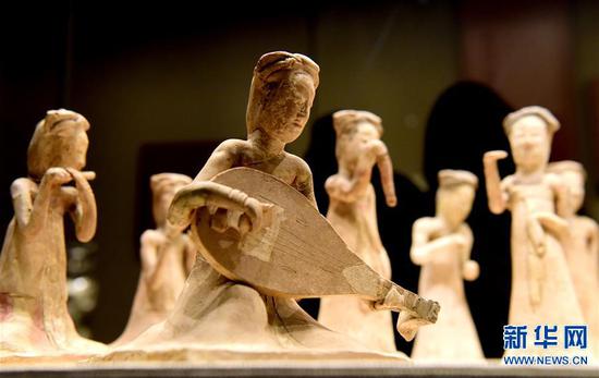 这是在河南博物院展出的展品"绘彩陶坐姿伎乐女俑"(10月13日摄).
