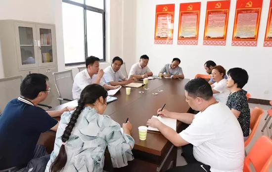 商丘医专党委书记胡世甫深入学校系部开展调研工作