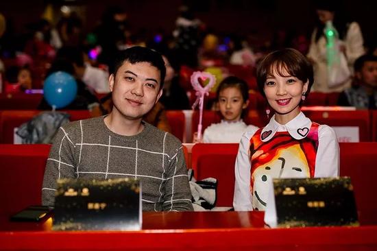 都市频道名嘴主持郭嘉宁,太太杨新颖