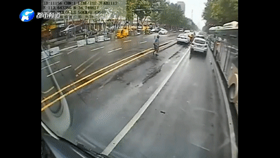 险！盲人横穿马路差点撞车上 关键时刻“女侠”出手了