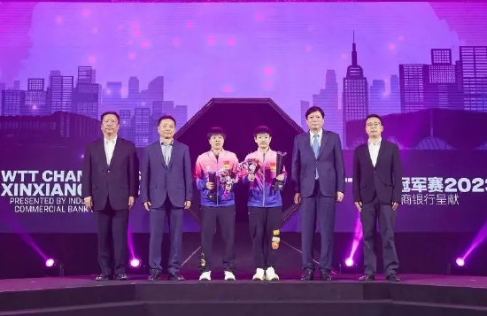 女单冠亚军与颁奖嘉宾合影