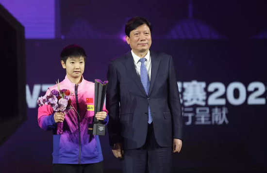李卫东为女单冠军孙颖莎颁发奖杯并合影