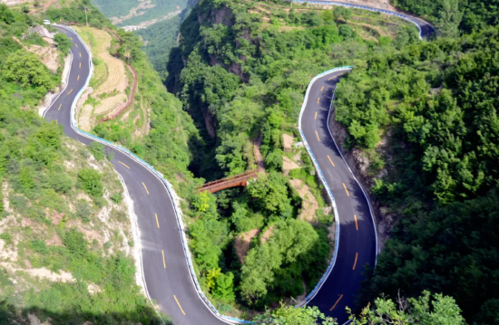 "太行天路"景区位于太行山之巅,北起桃花谷景区,南至仙霞谷景区,全长