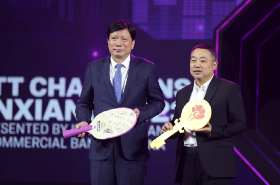 刘国梁主席和新乡市委书记李卫东互赠礼物,以作留念