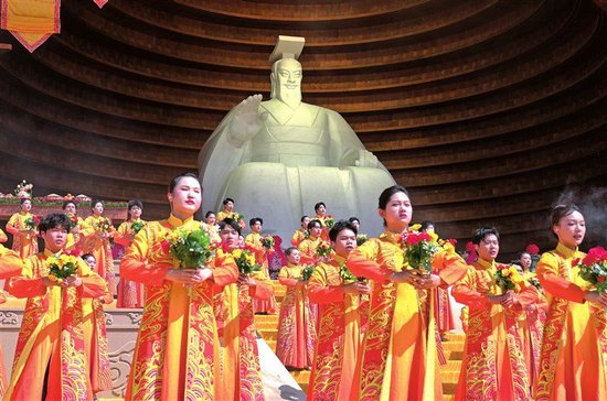 恭拜人文始祖轩辕黄帝 祈愿祖国繁荣昌盛、世界和平安宁