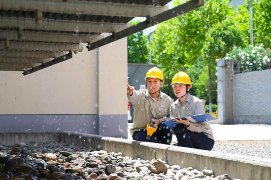 国网河南电力利用水喷淋装置为主变“冲凉”降温。（臧广聚 摄）