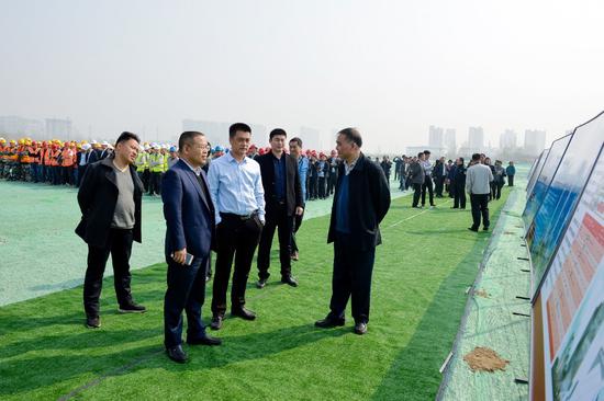 郑东新区党工委副书记,管委会常务副主任牛瑞华,郑东新区党工委委员