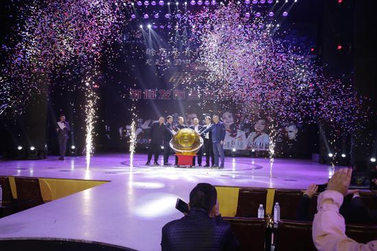 李宗盛等群星演唱会郑州发布 中原大舞台与赊店元青花联合发起 李宗盛等群星演唱会郑州发布 中原大舞台与赊店元青花联合发起