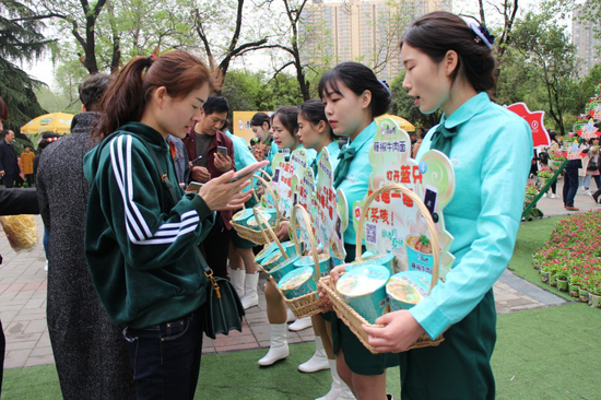 身着康师傅藤椒牛肉制服的促销员宛如优雅,美丽的牡丹仙子,在王城公园